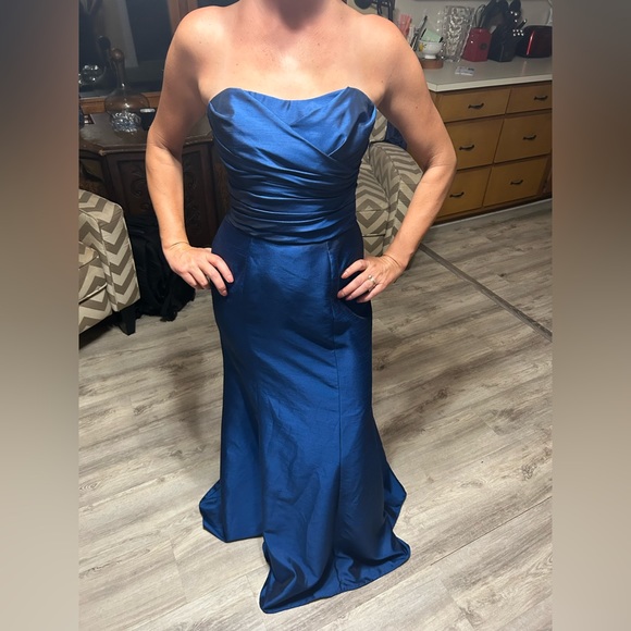 Blue shimmer gown - Picture 4 of 8